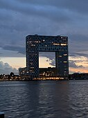 Pontsteigergebouw bij zonsondergang in 2021.