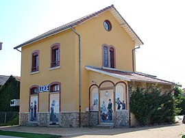 Бывшая железнодорожная станция в Cercié