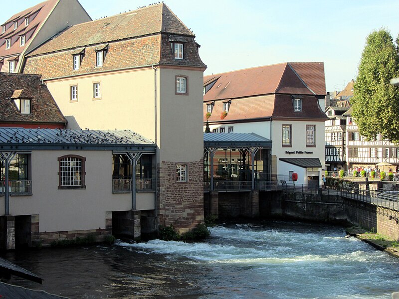 File:Anciennes glacières au 3 - 5 rue des Moulins à Strasbourg.jpg