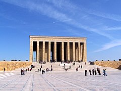 İkinci Ulusal Mimarlık Akımı’nın kesme taşın ağırlıklı kullanıldığı ve simetriye önem veren anıtsal yapıları arasında en tanınmış olanlardan birisi Anıtkabir'dir. (1944-1953)