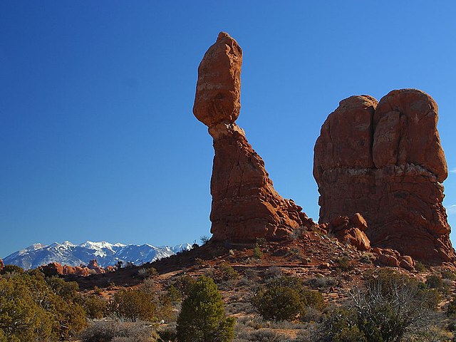 File:Arches_4_bg_012003.jpg