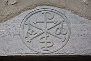 Christusmonogramm auf dem Sturz des Eingangs