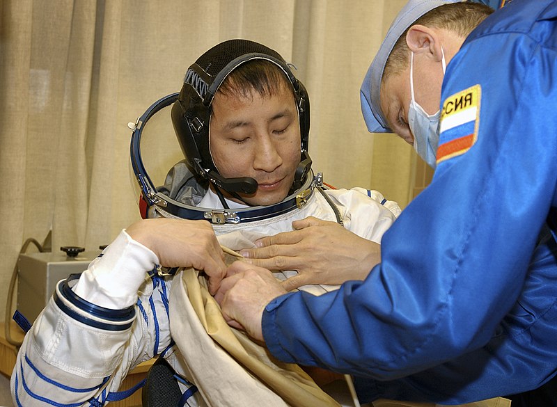 File:Astronaut Edward T. Lu, NASA ISS science officer and flight engineer for Expedition Seven.jpg