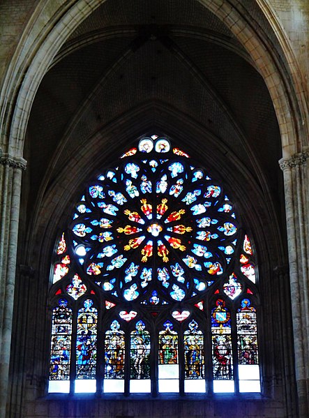 File:Auxerre Cathédrale St. Étienne Innen Westrosette 1.jpg