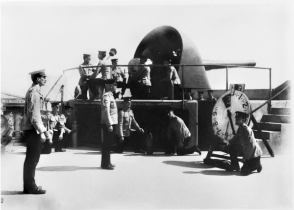 A six-inch gun at Fort Nepean in August 1914. This gun fired Australia's first shot of the war when the German merchant ship SS Pfalz attempted to esc