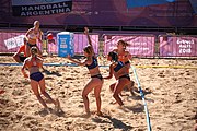 Deutsch: Beachhandball bei den Olympischen Jugendspielen 2018; Tag 3, 10. Oktober 2018; Mädchen, Vorrunde, Gruppe B - Niederlande-Argentinien 2:0 English: Beach handball at the 2018 Summer Youth Olympics at 10 October 2018 – Girls Preliminary Round Group B‎ – Netherlands-Argentina 2:0