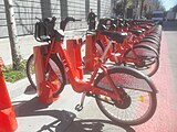 Bicicleta del Bicing aparcada. La veritat és que les fotos eren per documentar que la bicicleta estava ben aparcada, però ja que les tinc les pujo per si serveixen per documentar alguna cosa més, encara que només sigui el canvi de model de bicicleta i de parada que s'estava fent aquests dies. De fet, les fotos ja són històriques perquè la banda vermella pintada a l'asfalt l'estan eliminant a totes les parades només unes setmanes després d'haver estat fetes aquestes fotos.