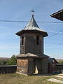 Turnul clopotniţă privit din curtea bisericii