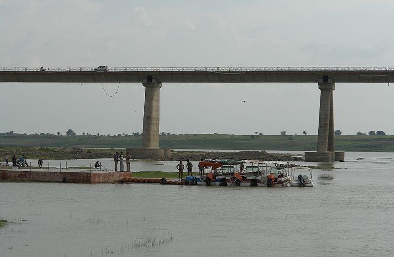 File:Boats on Chambel river, India.jpg