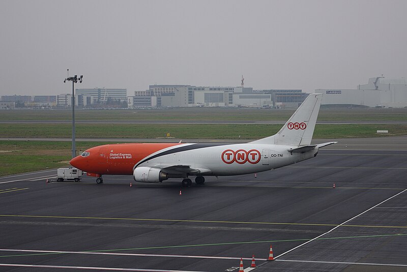 File:Boeing 737-300 TNT.jpg