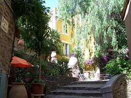 Ruelle de l’horloge à Bormes-les-Mimosas, commune du Var en Provence-Alpes-Côte d’Azur (France). (définition réelle 2 576 × 1 932)