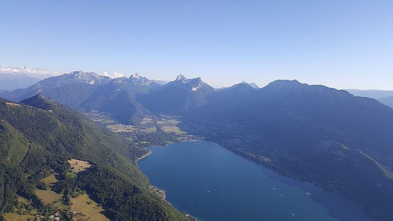 File:Bout du Lac d'Annecy et le Massif des Bauges.jpg