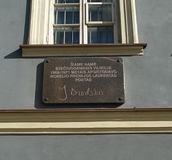 Мемориальная доска на доме по улице Лейиклос в Вильнюсе, в котором в 1966—1971 годах останавливался поэт.