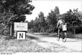 Bundesarchiv Bild 101I-301-1953-22, Nordfrankreich, Junge mit Fahrrad auf Landstraße.jpg