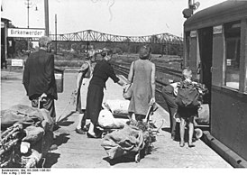 Пассажиры на станции в 1947 году