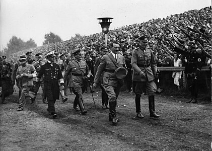 Photographie représentant l'arrivée de Adolf Hitler à un rassemblement politique du parti nazi en 1934