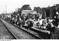 Bundesarchiv Bild 183-H0304-0500-002, Thüringen, wartende Reisende auf Bahnsteig.jpg
