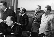 Joseph Stalin, Joachim von Ribbentrop and others at the signing of the German-Soviet Boundary and Friendship Treaty Bundesarchiv Bild 183-H27343, Dtsch.-Sowjet. Grenz- u. Freundschaftsvertrag.jpg