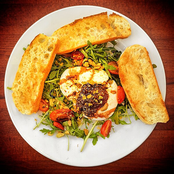 File:Burrata salad with arugula, fig jam, and pistachios - San Francisco, CA.jpg