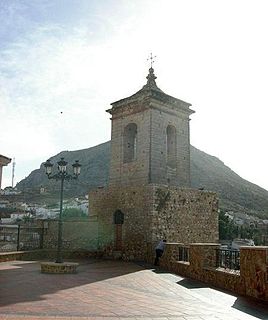 Torre-Campanario de la Villa, levantada sobre un torreón del castillo