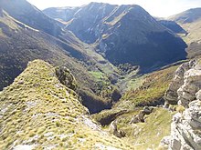 Cima Cannafusto domina i prati di Capotenna, e divide Valle Lunga (a sinistra nella foto) e Valle Orteccia (a destra)