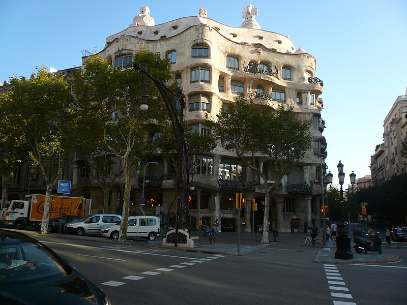 File:Casa Milà P1400832.JPG