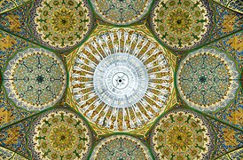 Tavanul unui shabestan în Altarul Fatima Masumeh, Qom, Iran.jpg