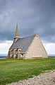 Ciel menaçant au-dessus de la chapelle Notre-Dame-de-la-Garde à Étretat en Seine-Maritime.