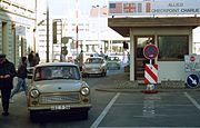 Checkpoint Charlie kort efter öppnandet av muren 1989.