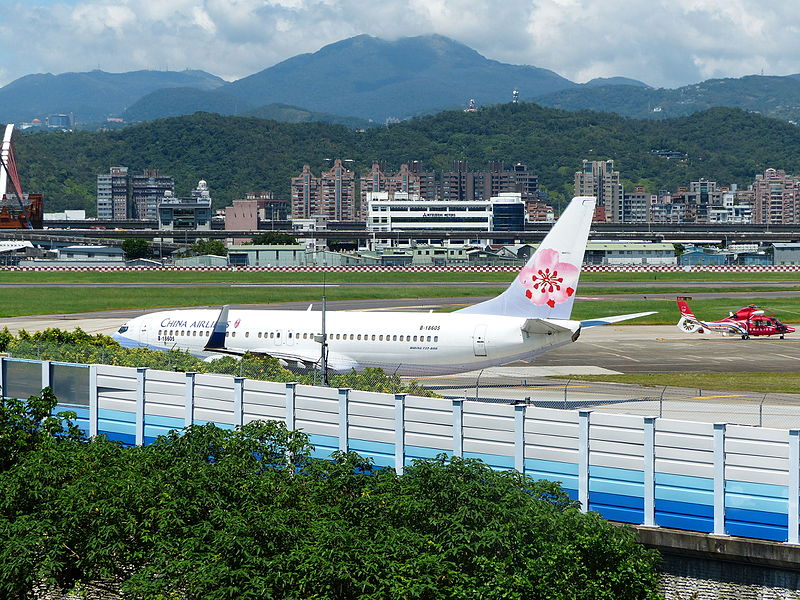 File:China Airlines Boeing 737-809 B-18605 Taxiing at Taipei Songshan Airport 20150908c.jpg