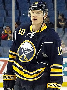 Fotografia di Ehrhoff con la maglia blu dei Buffalo Sabres