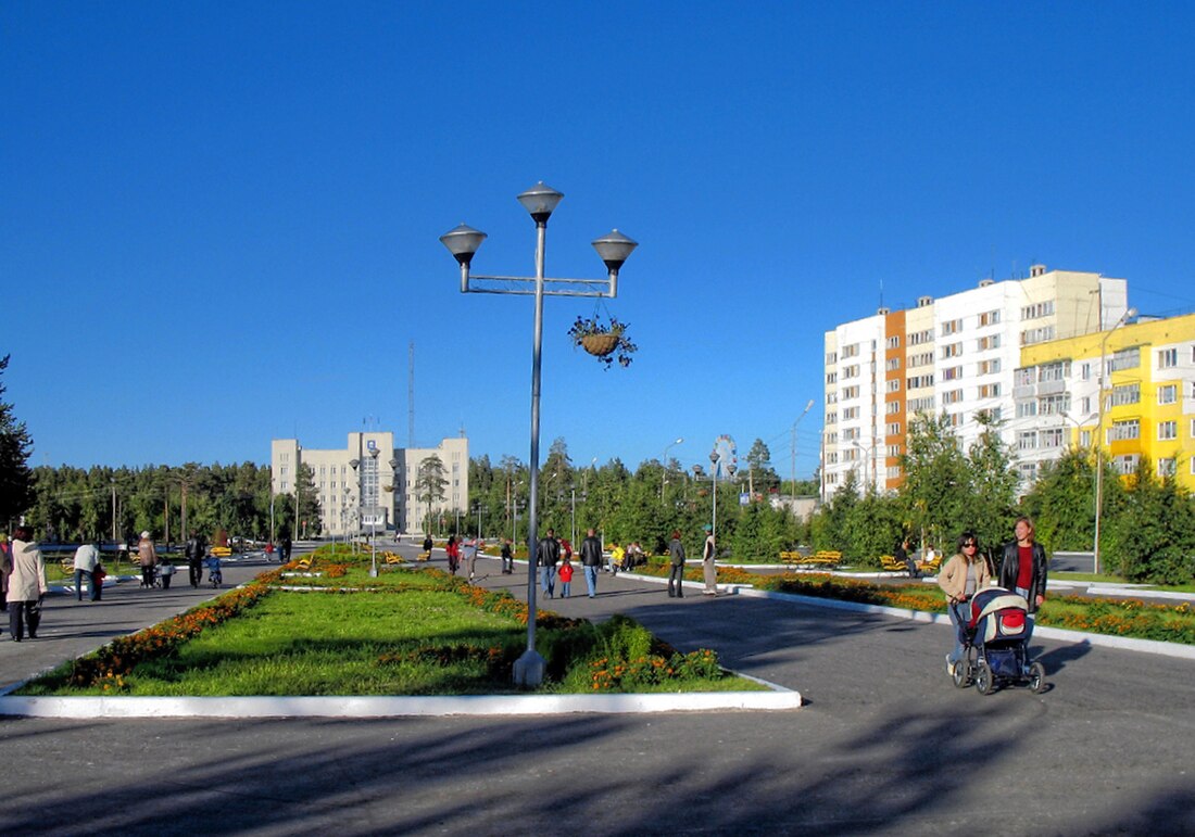 File:City center of Noyabrsk.jpg