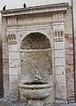 La fontaine face à la Cathédrale.