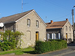 Des habitations groupées par deux.