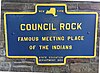 Historická značka státního vzdělávacího oddělení v New Yorku s textem „Rada Rock Famous Place Meeting of the Indians“. 1932