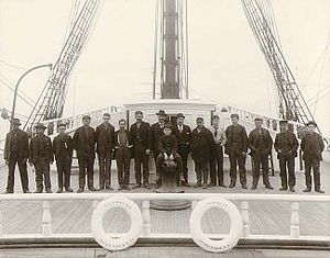 İngiliz yelkenli gemi GLOOSCAP mürettebatı güvertede toplandı, Washington, yaklaşık 1904 (HESTER 274). Jpeg