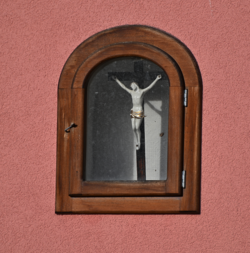 dřevěný kříž s porcelánovým Kristem, domovní znamení domu U Křížku(čp. 329) v Kadani