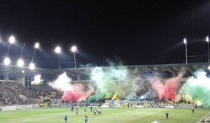 DAC szurkolók magyar nemzeti színű ködgyertyákkal az AS Trenčínnel 2016. november 19-én játszott mérkőzésen