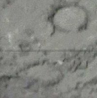 Detalle de un cráter en la imagen del Cometa Tempel 1 tomada por el proyectil disparado desde la sonda Deep Impact unos segundos antes del impacto.