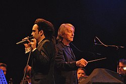 Alexander Veljanov (solda), Ernst Horn (sağda) Berlin'de Neue Philharmonie Frankfurt ile performans, 19 Şubat 2007