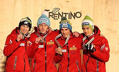 Brązowi medaliści konkursu drużynowego mężczyzn na skoczni dużej: Kamil Stoch, Dawid Kubacki, Piotr Żyła i Maciej Kot