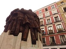 Desde abajo ، Monumento a los Abogados de Atocha ، مادرید ، اسپانیا ، 2015.JPG