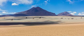 Deserto de Salvador Dalí na reserva nacional de fauna andina Eduardo Avaroa, departamento de Potosí, sudoeste da Bolívia. Foi assim denominado por sua semelhança com algumas paisagens pintadas por Salvador Dalí, embora o pintor catalão nunca soubesse da existência deste local. (definição 5 236 × 2 267)