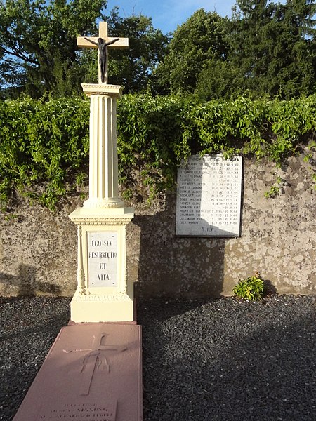 File:Dolving (Moselle) Couvent de Saint-Ulrich, cimetière croix et plaque commémorative guerre.jpg