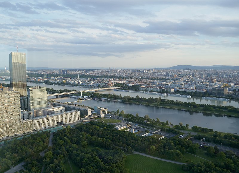 File:Donauturm Ausblick Richtung Reichsbrücke.jpg