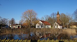 Dorfkern mit Teich, Kirche und Feuerwehr (März 2018)