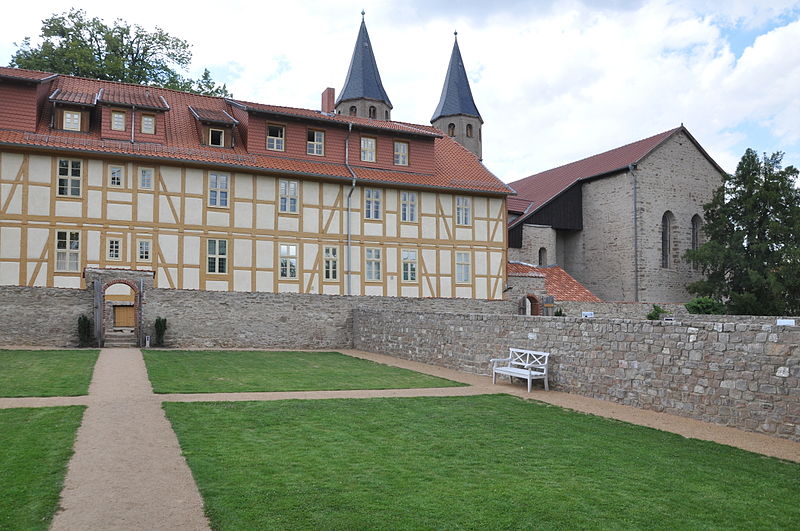 File:Drübeck Klostergarten richtung Kirche 1.jpg