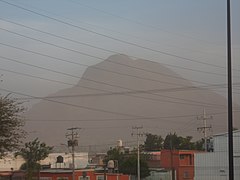 Vista del cerro durante una tormenta de polvo.