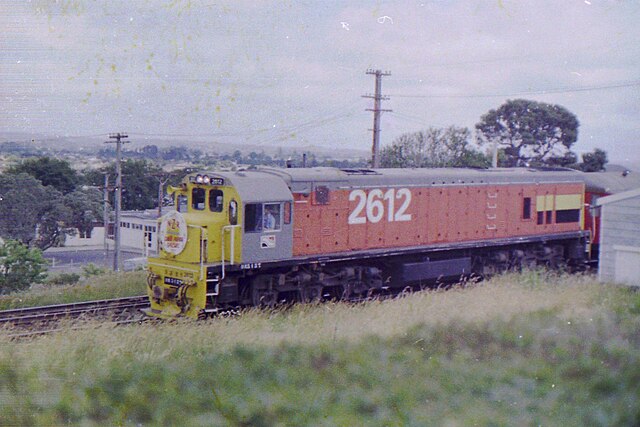 DX 2612 (DX5137) at Avondale in Auckland in the late 1970s. Note the two small windows in the cab of the locomotive, replaced in 1988 with a single-wi