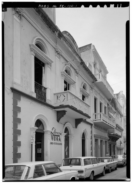 File:EXTERIOR, SOUTH FRONT FROM AN ANGLE - 151 Calle de la Luna (House), San Juan, San Juan Municipio, PR HABS PR,7-SAJU,31-1.tif